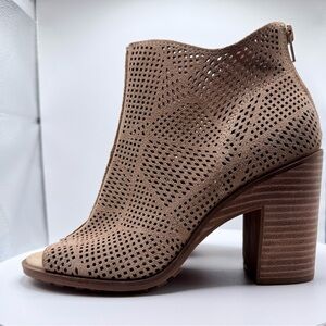 Lucky Brand Perforated Suede Peep Toe Booties – Tan – Size 8